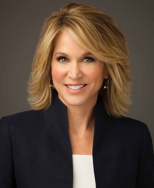 How tall is Paula Zahn?